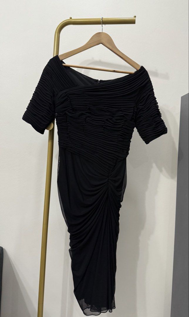 Tadashi shoji asymmetrical ruched (Category: Dresses) located in Antipolo. Submitted by jackiestash2 (Listing ID 1460642863, Image 2). Description: - Elegant black midi dress - All-over ruched detailing for a flattering fit - Off-shoulder neckline - Short sleeves - Slightly sheer hemline - Ideal for formal occasions or a night out Bust: up to 38 Waist: up to 32 Length: 45 Antipolo Gcash/Bdo Lala/J&T.