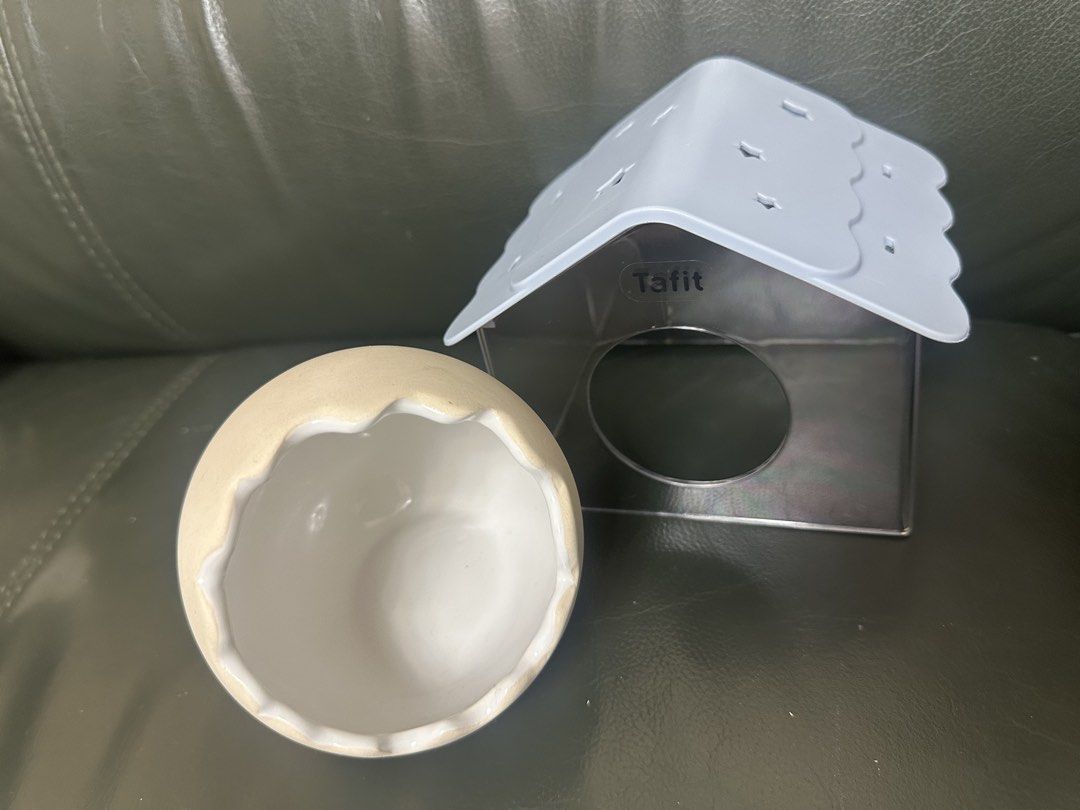 Tafit 寵物屋 陶瓷屋 （分類：寵物家品及其他）位於 Hong Kong。 由 go_forit 提交（商品編號 1460655807，圖片 1）。簡介： 係Tafit牌子嘅寵物屋，連埋一個蛋形陶瓷碗。屋仔有圓形門口，上面有窿仔散氣。陶瓷碗係白色內籠，外面係米黃色，邊位有啲花邊設計。啱晒養開倉鼠仔或者其他細小寵物嘅朋友。。
