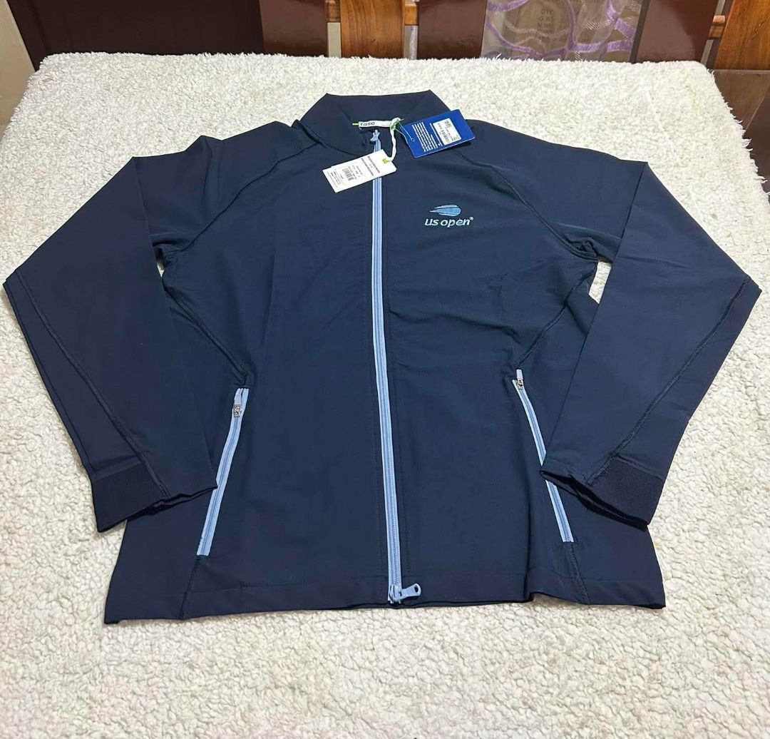 TASC Monterey Wind Jacket Classic Navy V2 - US OPEN (Small) (Category: Coats, Jackets and Outerwear) located in General Trias. Submitted by jjcollective.phatmarcbern95 (Listing ID 1460529319, Image 1). Description: 𝐓𝐀𝐒𝐂 "𝐓𝐌" 𝐌𝐨𝐧𝐭𝐞𝐫𝐞𝐲 𝐖𝐢𝐧𝐝 𝐉𝐚𝐜𝐤𝐞𝐭 𝐂𝐥𝐚𝐬𝐬𝐢𝐜 𝐍𝐚𝐯𝐲 𝐕𝟐 - (𝐒𝐦𝐚𝐥𝐥) Official US Open Tennis Championship Merchandise 𝐌𝐚𝐭𝐞𝐫𝐢𝐚𝐥𝐬: Responsibly Made From Recycled Materials 𝐎𝐫𝐢𝐠𝐢𝐧𝐚𝐥 𝐑𝐞𝐭𝐚�