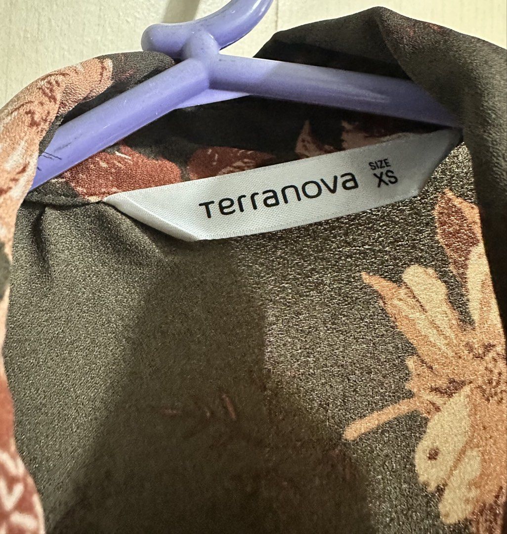 Terra Nova floral longsleeves (Category: Longsleeves) located in San Fernando. Submitted by km_koleksyon (Listing ID 1460522411, Image 2). Description: This is a dark green long-sleeve button-down shirt from Terranova featuring an all-over soft pink and white floral pattern..