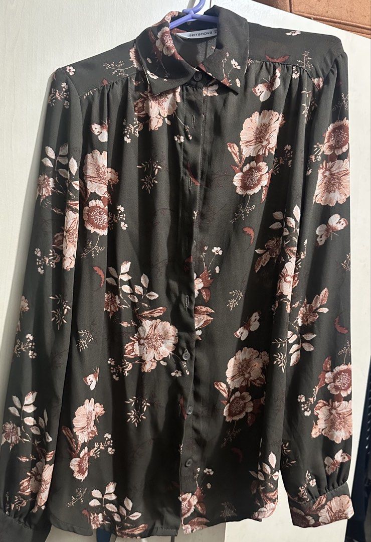 Terra Nova floral longsleeves (Category: Longsleeves) located in San Fernando. Submitted by km_koleksyon (Listing ID 1460522411, Image 1). Description: This is a dark green long-sleeve button-down shirt from Terranova featuring an all-over soft pink and white floral pattern..
