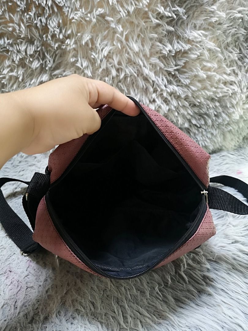 Textured Mauve Crossbody Bag (Category: Cross-body Bags) located in Santa Cruz. Submitted by jmy_surplus.2 (Listing ID 1460527493, Image 3). Description: Size ; L - 9 W - 12 Color ; Mauve Type ; Crossbody Bag Brand ; No brand Material ; Leather Style ; Mauve Crossbody Bag LR 173 JMY 5 Batch #218.