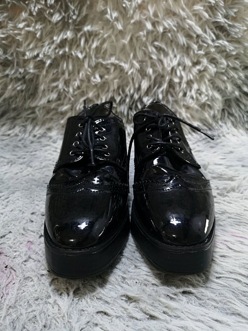 Thick Rubber Sole Black patent Lace Up Platform Shoes (Category: Loafers) located in Santa Cruz. Submitted by jmy_surplus.2 (Listing ID 1460564310, Image 1). Description: Size ; 24cm Color ; Black Type ; Lace Up Brand ; No brand Material ; Leather Style ; Glossy leather Lace Up Shoes LR 172 JMY 1 Batch #219.