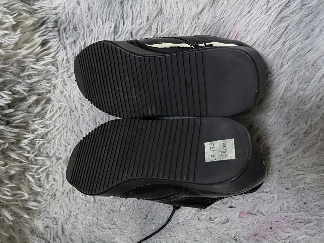 Thick Rubber Sole Black patent Lace Up Platform Shoes (Category: Loafers) located in Santa Cruz. Submitted by jmy_surplus.2 (Listing ID 1460564310, Image 3). Description: Size ; 24cm Color ; Black Type ; Lace Up Brand ; No brand Material ; Leather Style ; Glossy leather Lace Up Shoes LR 172 JMY 1 Batch #219.