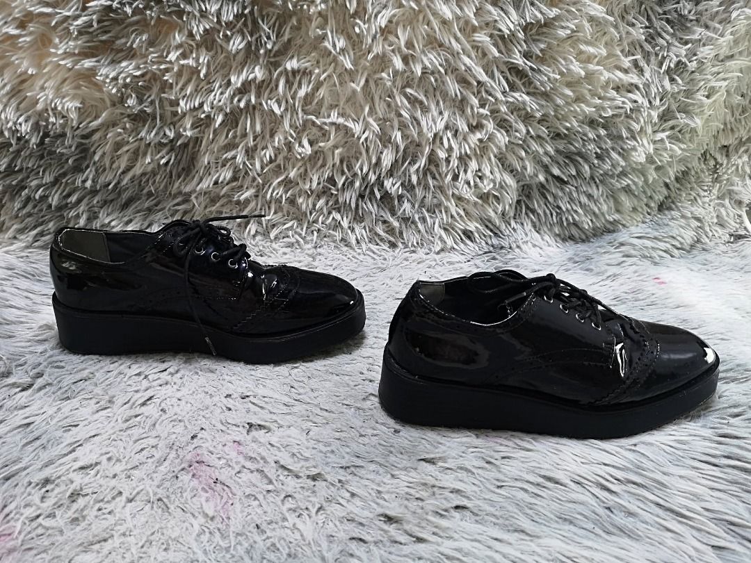 Thick Rubber Sole Black patent Lace Up Platform Shoes (Category: Loafers) located in Santa Cruz. Submitted by jmy_surplus.2 (Listing ID 1460564310, Image 2). Description: Size ; 24cm Color ; Black Type ; Lace Up Brand ; No brand Material ; Leather Style ; Glossy leather Lace Up Shoes LR 172 JMY 1 Batch #219.