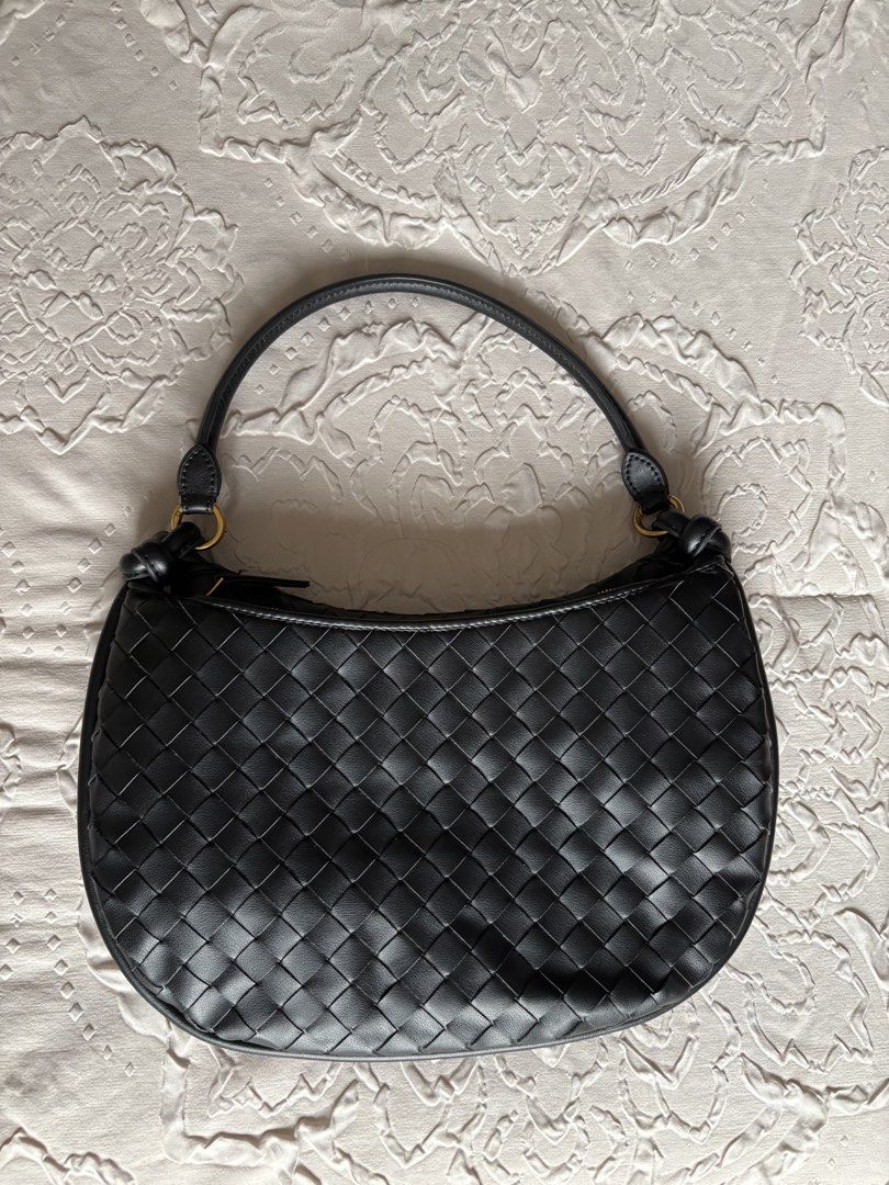 Things Remembered Ginza Bag (Category: Shoulder Bags) located in Calamba. Submitted by nikkadeclutters (Listing ID 1460531866, Image 2). Description: Things Remembered Ginza Bag 100% Lambskin with soft calfskin lining. Measurement 25cm x 36cm x 10cm.
