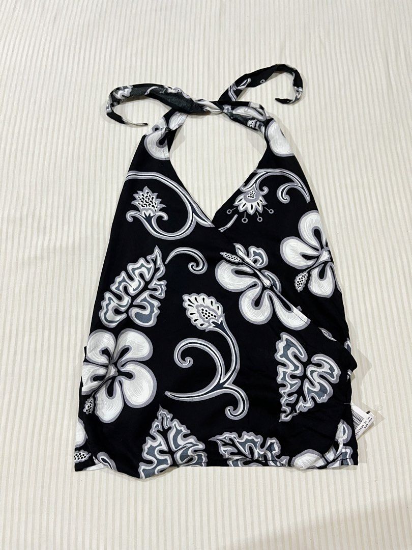 Tied Summer Halter Top (Category: Sleeveless) located in San Fernando. Submitted by ceaxxx (Listing ID 1460704694, Image 1). Description: .