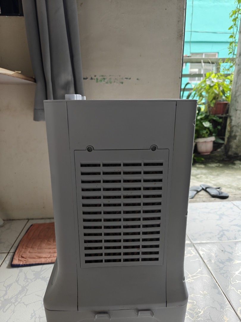 Tixx Air Cooler Fan 20L (Category: Air Conditioning and Heating) located in Quezon City. Submitted by adrian1799 (Listing ID 1460575192, Image 3). Description: Tixx 20L Air Cooler Fan Purchased May 2026 for 2.2k Php. Used 3-4 Times RFS: Decluttering Comes with air cooling ice crystals 5 Year product warranty from Tixx A 3-speed air cooling fan with a 20L water tank, built for home, office, or commercial spaces. **Key Features:** - 20L water tank 