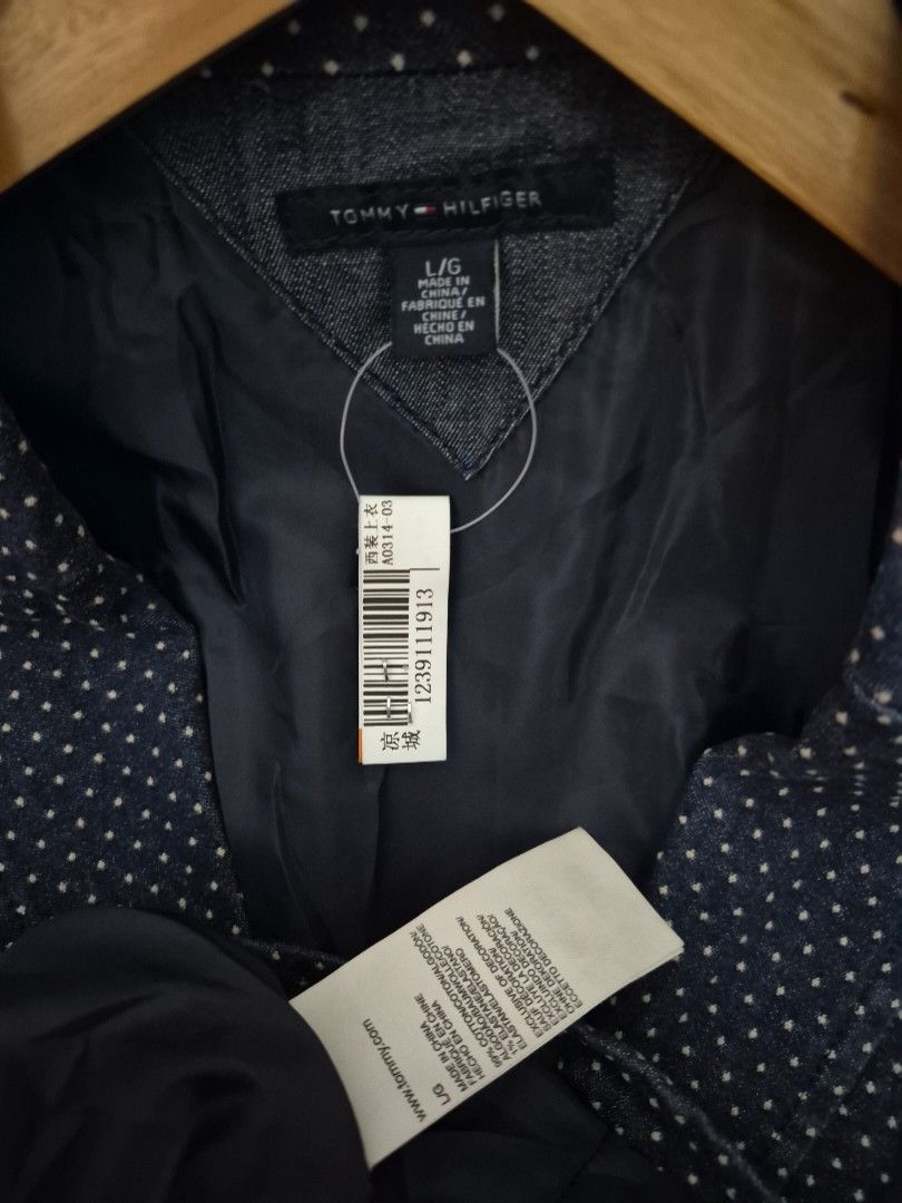Tommy hilfiger coat (Category: Coats, Jackets and Outerwear) located in Caloocan City. Submitted by jamestoledo30 (Listing ID 1460648543, Image 3). Description: DIMES L x W : 24 x 19 Fit for : M - L No issue COLOR RATE : 9.9/10 EXCELLENT CONDITION.