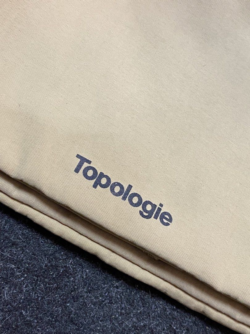 Topologie Fold Saccoche Light Bag (Category: Sling Bags) located in Quezon City. Submitted by loloyz123 (Listing ID 1460668411, Image 2). Description: Topologie Fold Saccoche Light Bag Condition: Very good Color rate: 10/10 Color: Khaki Size: L: 17 W: 22 cm.