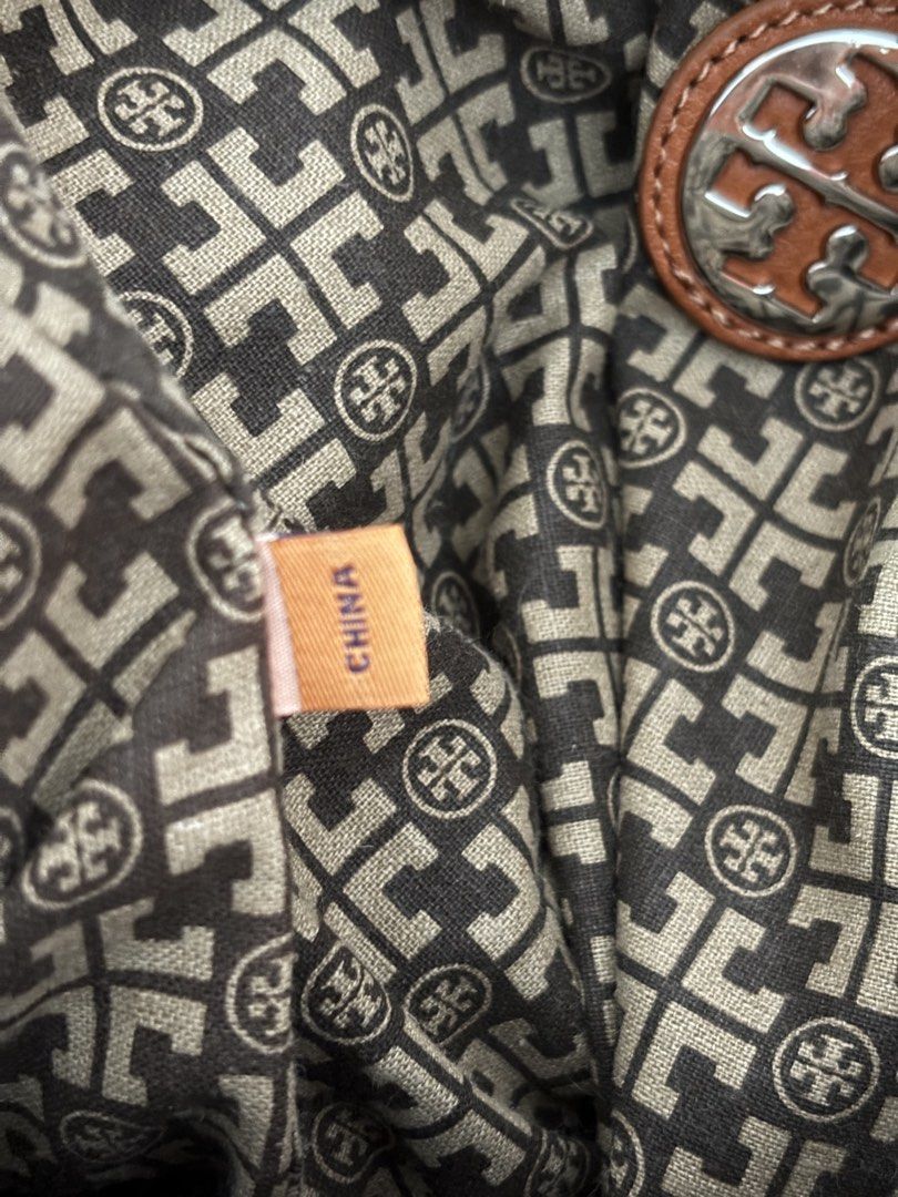 Tory burch bag (Category: Shoulder Bags) located in Makati City. Submitted by rare_thrift_stuff (Listing ID 1460546099, Image 2). Description: Tory burch bag Issue puller ng zip natanggal Dm.