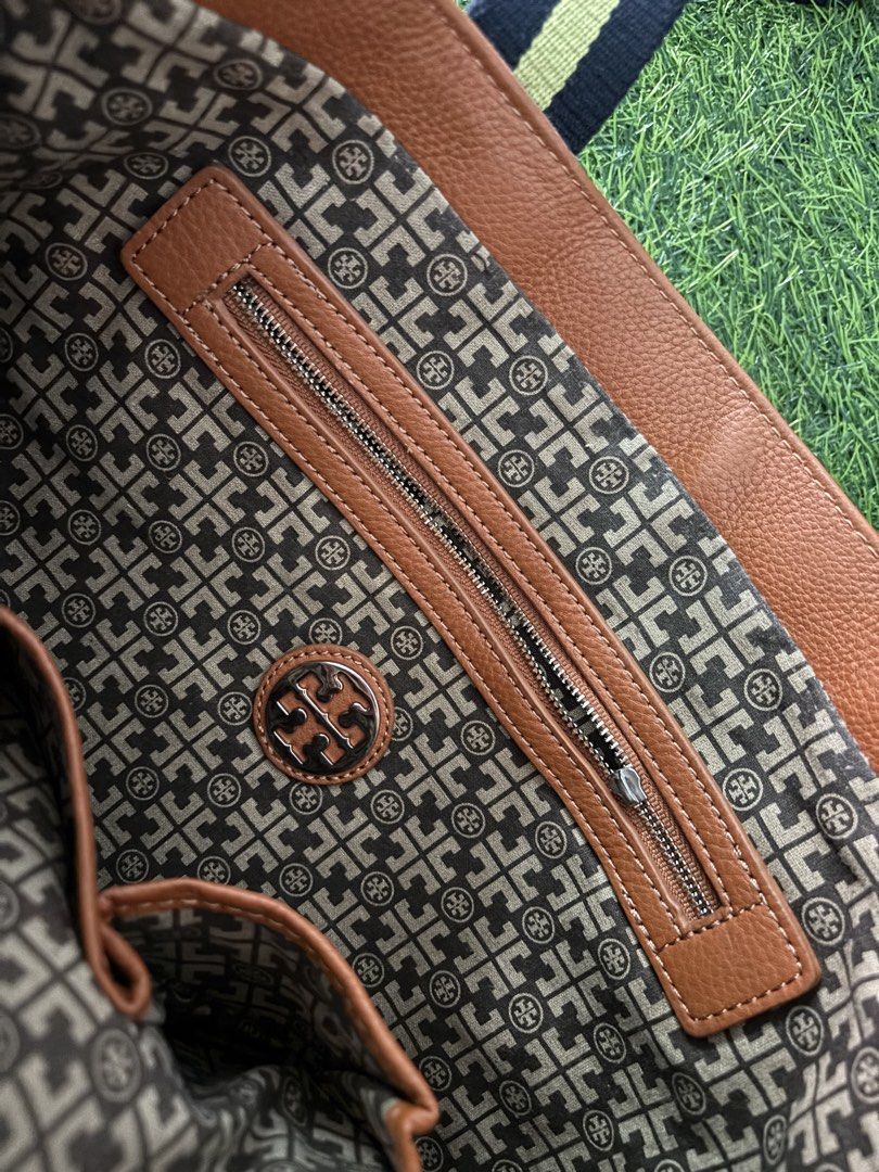 Tory burch bag (Category: Shoulder Bags) located in Makati City. Submitted by rare_thrift_stuff (Listing ID 1460546099, Image 3). Description: Tory burch bag Issue puller ng zip natanggal Dm.