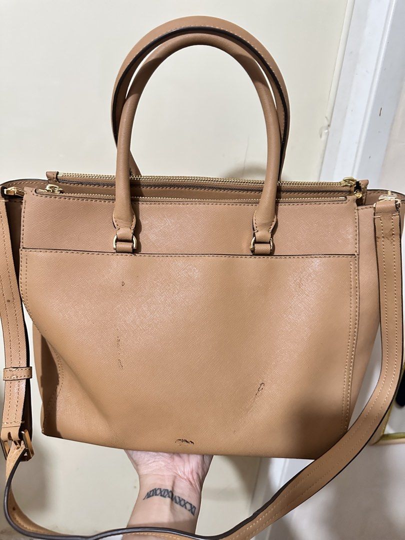 Tory Burch Robinson Double Zip Tote Bag (Category: Luxury Bags & Wallets) located in Marikina City. Submitted by cruzann26 (Listing ID 1460569120, Image 2). Description: FOR SALE: Original Tory Burch Robinson Double-Zip Tote Bag 👜 🇺🇸 from the USA 💰 ₱2,500 only! ✨ Details: • Original Tory Burch Robinson Double-Zip Tote Bag • Comes with the original dust bag • Height: 9.5 inches • Width: 12 inches • Overall in good condition — sturdy and still 