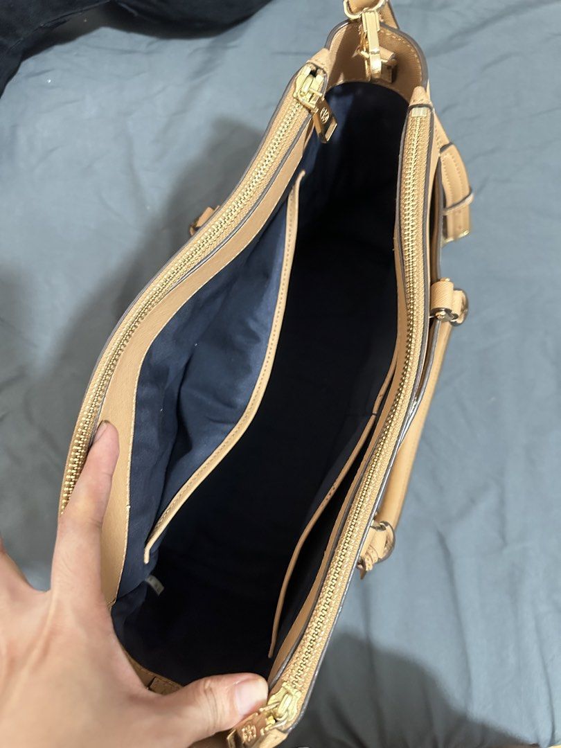 Tory Burch Robinson Double Zip Tote Bag (Category: Luxury Bags & Wallets) located in Marikina City. Submitted by cruzann26 (Listing ID 1460569120, Image 3). Description: FOR SALE: Original Tory Burch Robinson Double-Zip Tote Bag 👜 🇺🇸 from the USA 💰 ₱2,500 only! ✨ Details: • Original Tory Burch Robinson Double-Zip Tote Bag • Comes with the original dust bag • Height: 9.5 inches • Width: 12 inches • Overall in good condition — sturdy and still 
