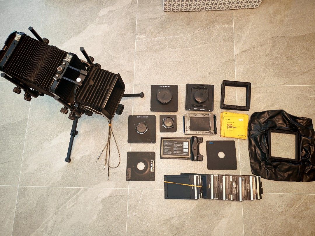 Toyo-View 4x5大底片相機連配件 （分類：相機）位於 Hong Kong。 由 goldenwhale.315df3 提交（商品編號 1460532746，圖片 1）。簡介： Toyo-View 4x5 大底片相機，連好多鏡頭配件。有鏡頭板、遮光罩、菲林夾等等。全部都係圖入面見到嘅嘢。有興趣嘅朋友可以問吓。 不分拆出售·。