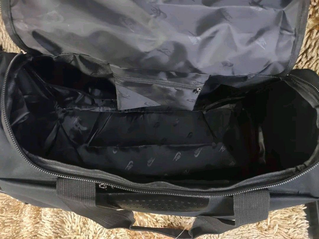 Travel bag/duffel bag (Category: Sling Bags) located in Manila. Submitted by viashop02 (Listing ID 1460674015, Image 3). Description: Travel bag/duffel bag Cash on delivery via lalamove.