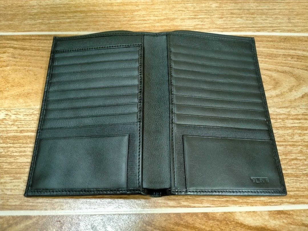 TUMI CARD WALLET (Category: Luxury Bags & Wallets) located in Cabuyao City. Submitted by Bike_Clothing10 (Listing ID 1460508974, Image 3). Description: READ FIRST.. FOR SALE: TUMI CARD WALLET Brandnew Condition Legit DIMES: 4.5X6.5 inches PRICE: 3750 Free Shipping(J&T) PICK UP OR SHIPPING ONLY LOCATION: Cabuyao Laguna -NO COD/COP- PM FOR INQUIRIES...