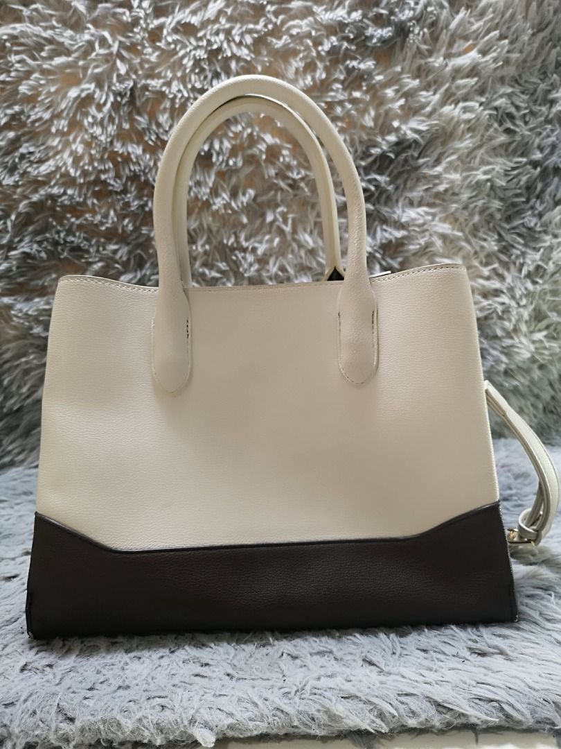 Two Tone Leather Tri Compartment Hand & Sling Bag (Category: Cross-body Bags) located in Santa Cruz. Submitted by jmy_surplus.2 (Listing ID 1460595958, Image 2). Description: Size ; L -9 W - 12 Color ; Matte Grey , Black Type ; Hand & Sling Bag Brand ; No brand Material ; Leather Style ; Leather Hand & Sling bag LR 167 JMY 1 Batch #219.