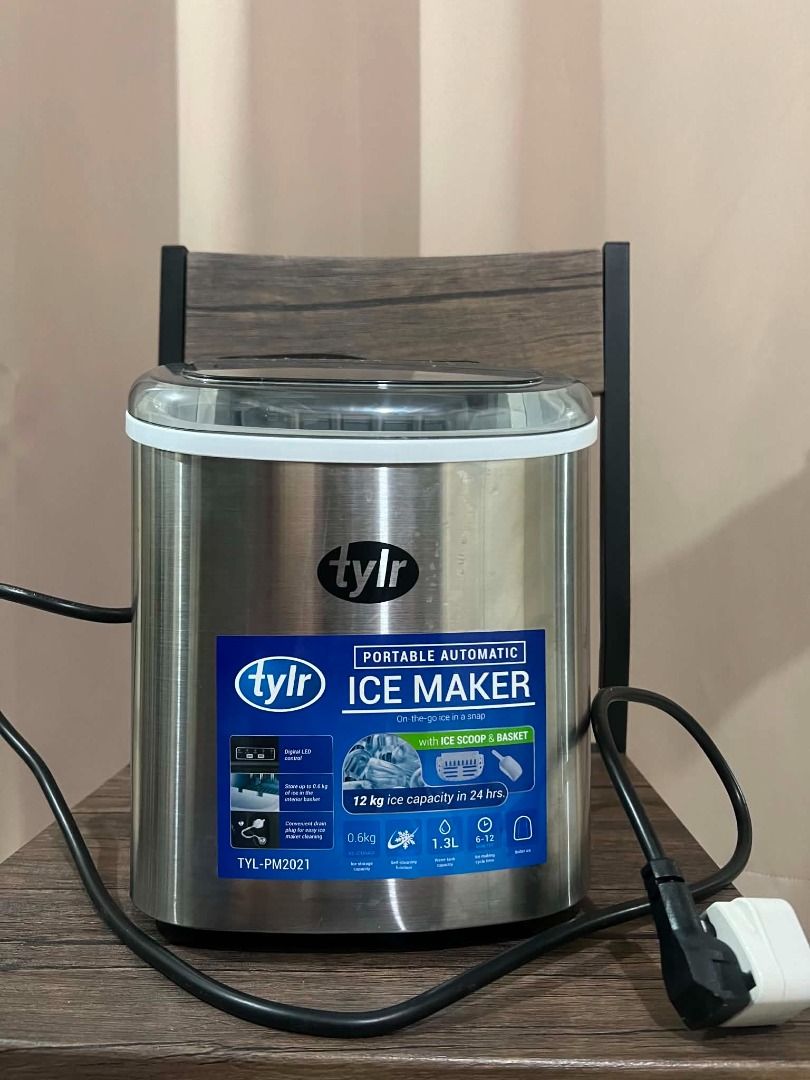 TYLR Portable Automatic Ice Maker T-YL-PM2021 (Category: Other Kitchen Appliances) located in Mexico. Submitted by kandrewgs97231 (Listing ID 1460713992, Image 1). Description: - TYLR Portable Automatic Ice Maker - Produces 12 kg of ice in 24 hours - 1.3L water tank capacity - Comes with ice scoop and basket - Easy to operate - Perfect for parties or everyday use Good As New, Used 2x RUSH!!.