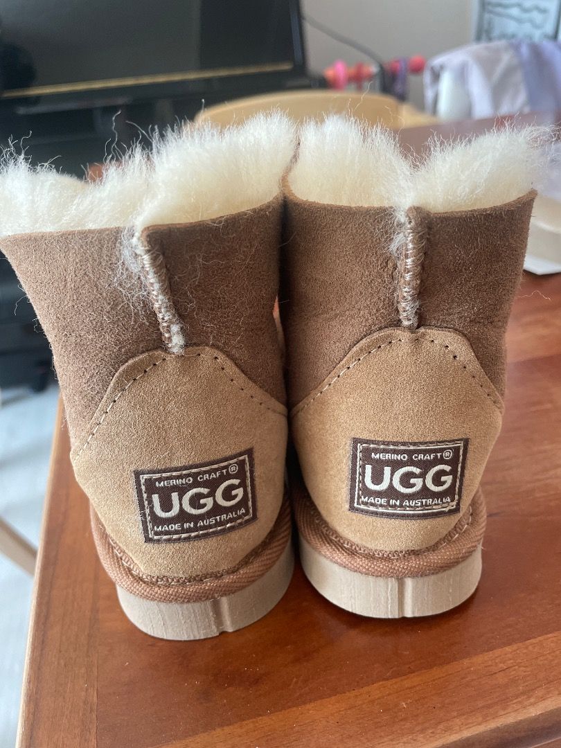 UGG （分類：嬰兒及小童流行時尚）位於 Hong Kong。 由 kkkfam 提交（商品編號 1460548813，圖片 2）。簡介： Size 10 around 20cm 因為有毛係入面 鞋碼要買大少少。