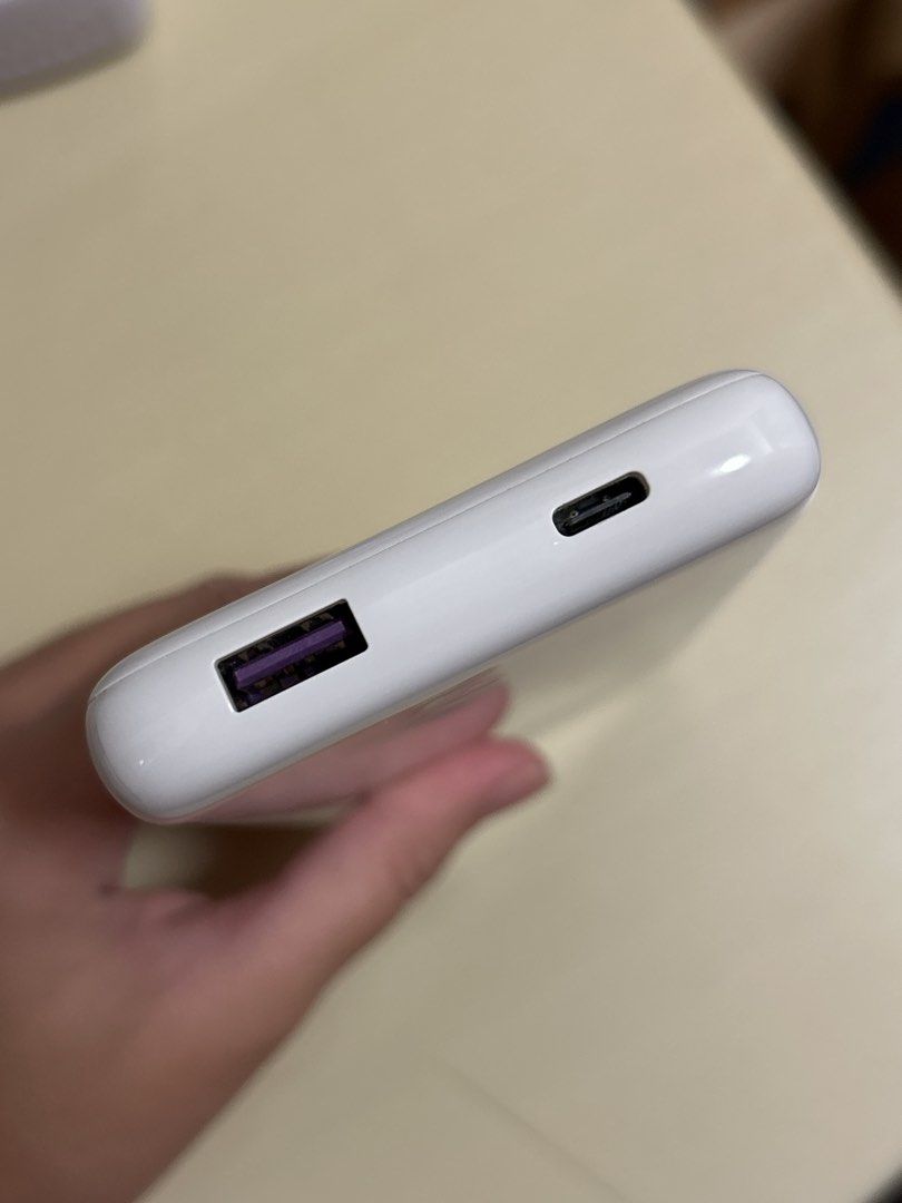 Ugreen 10000mAh 綠聯流動充電器 （分類：電池及充電器）位於 Hong Kong。 由 ckymhlyl 提交（商品編號 1460691342，圖片 3）。簡介： Ugreen 牌 10000mAh 流動充電器。有兩個輸出接口，一個 USB-A，一個 USB-C。插三頭電線都得，可以同時幫兩部電話充電。細細舊，方便帶出街用。面交或SF到付。