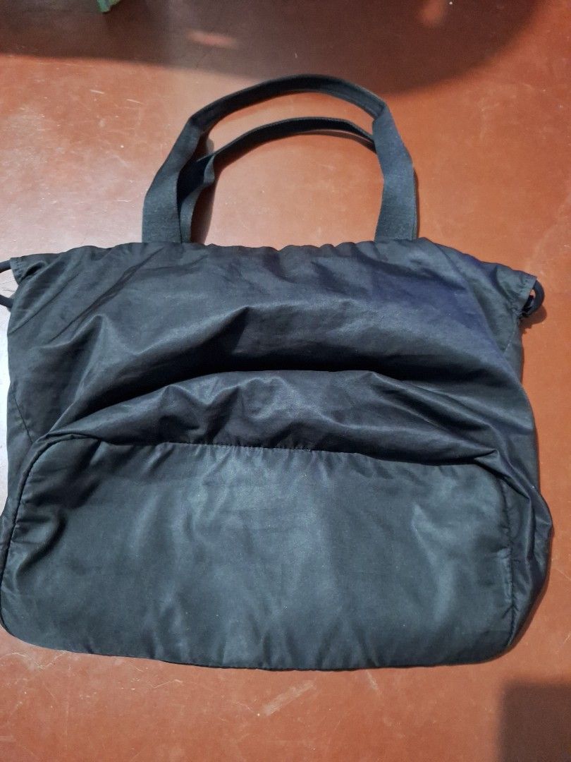 Under Armour Totebag (Category: Tote Bags) located in Manila. Submitted by elboh79270 (Listing ID 1460641157, Image 3). Description: Under Armour Black Totebag can be a laptop bag 16inches or On the Go Bag, can be turn into a bucket bag no zipper no lock..