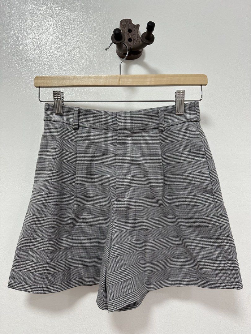 Uniqlo Gray Plaid Shorts (Category: Shorts) located in Paranaque City. Submitted by kokoclosets (Listing ID 1460689097, Image 1). Description: Barely used!.