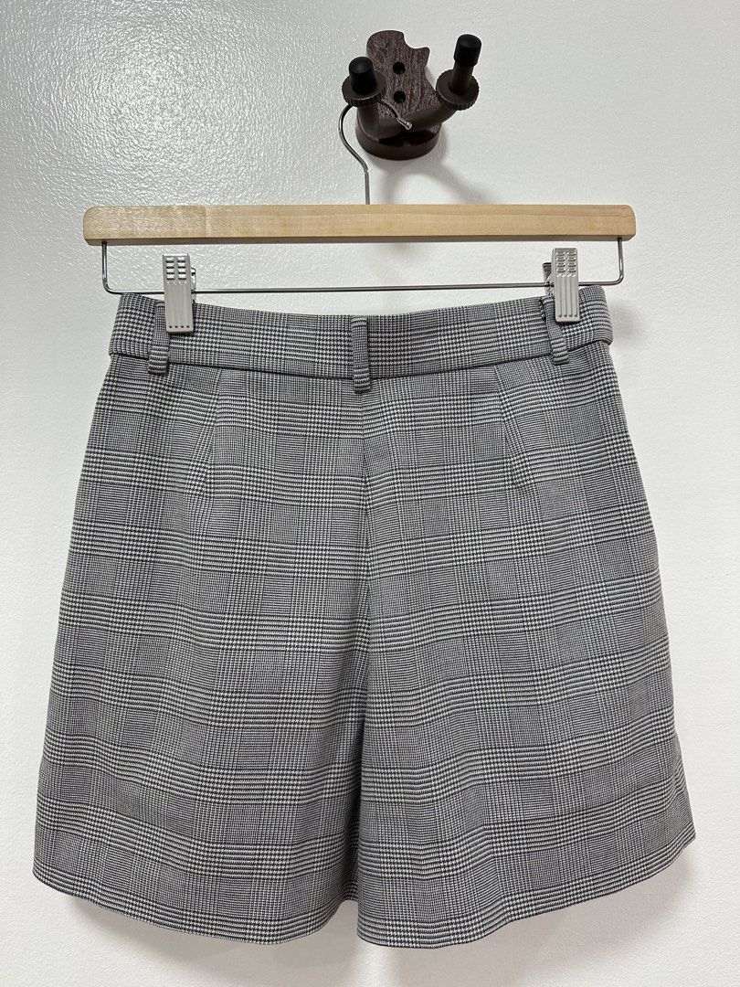 Uniqlo Gray Plaid Shorts (Category: Shorts) located in Paranaque City. Submitted by kokoclosets (Listing ID 1460689097, Image 2). Description: Barely used!.