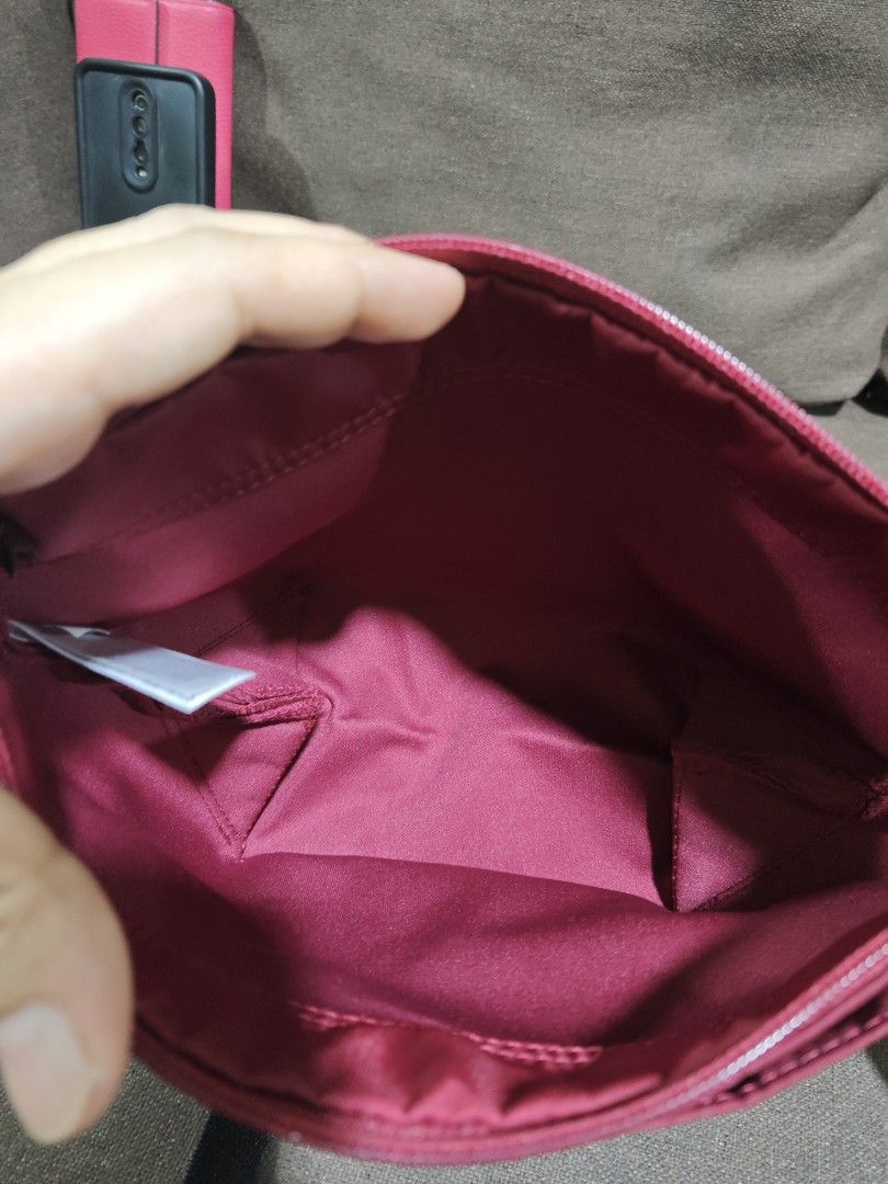 Uniqlo nylon mini sling bag (Category: Cross-body Bags) located in Pili. Submitted by zaneombao03491 (Listing ID 1460648088, Image 3). Description: .