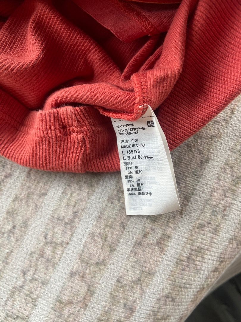Uniqlo padded tank top (Category: Undergarments & Loungewear) located in Angeles City. Submitted by .portia___01 (Listing ID 1460561721, Image 3). Description: used several times (pwedeng pambahay) no flaws, used lang po talaga Medium best fit.