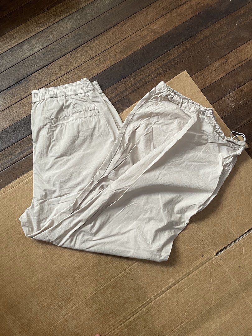 Uniqlo parachute pants (Category: Joggers) located in Pasay City. Submitted by daveusmann (Listing ID 1460602165, Image 3). Description: Uniqlo pants cream Length 43 Hem 9 Thigh 15 34 large adjustable can fit to 30 to 32 .