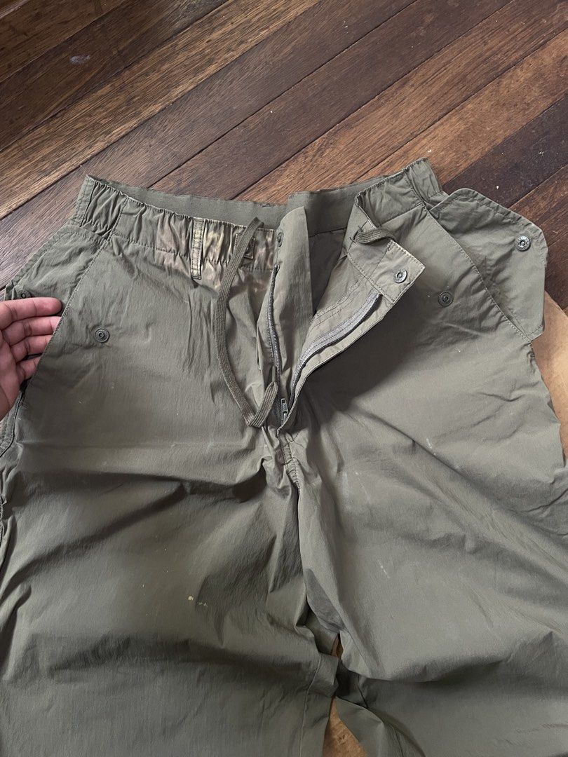 Uniqlo parachute pants (Category: Joggers) located in Pasay City. Submitted by daveusmann (Listing ID 1460603420, Image 2). Description: Uniqlo pants moss green Waist 32 adjustable can fit to 30 Garterize u can also put a belt Length 40 Hem 9.