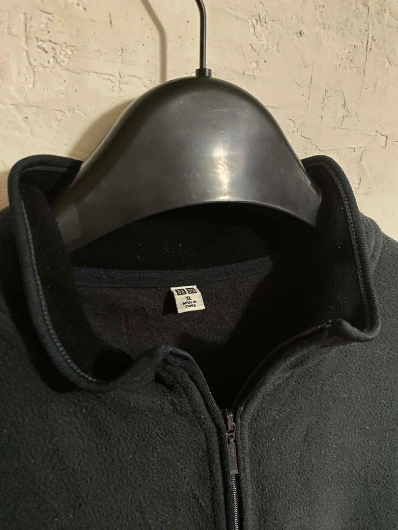 UNIQLO QUARTER ZIP BLACK (Category: Formal Shirts) located in Quezon City. Submitted by thriftwithtian.ph (Listing ID 1460599563, Image 3). Description: UNIQLO QUARTER ZIP BLACK SIZE: XL 22X27 AS NEW CONDITION NO ISSUE.