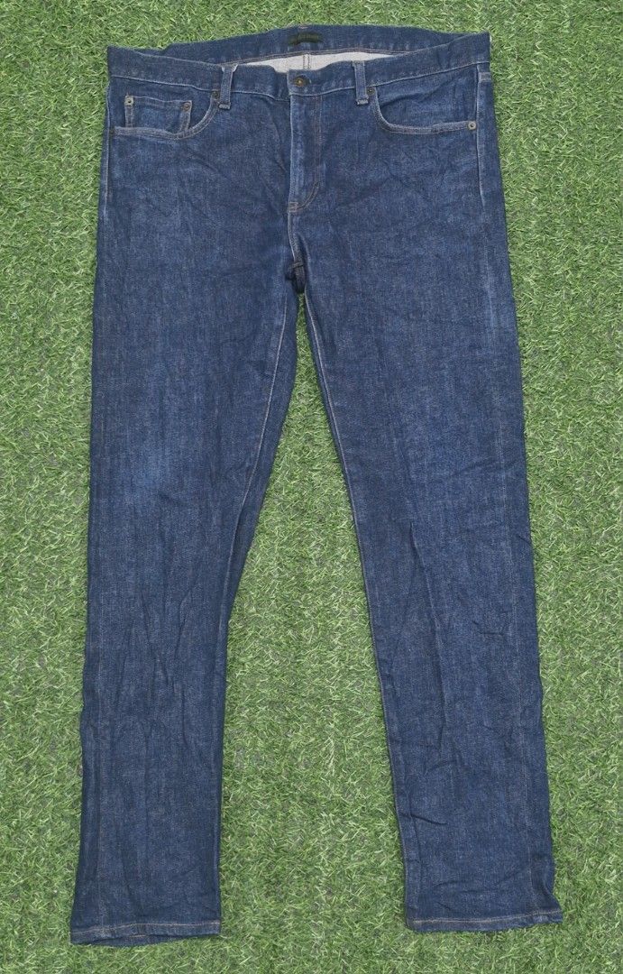 Uniqlo selvedge jeans (Category: Jeans) located in Pili. Submitted by the_g_thrift (Listing ID 1460644829, Image 2). Description: size 38 on tag size 39 tape measure length: 43 hem: 7 excellent condition.