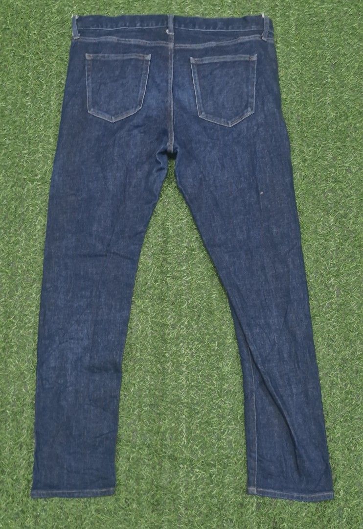 Uniqlo selvedge jeans (Category: Jeans) located in Pili. Submitted by the_g_thrift (Listing ID 1460644829, Image 1). Description: size 38 on tag size 39 tape measure length: 43 hem: 7 excellent condition.