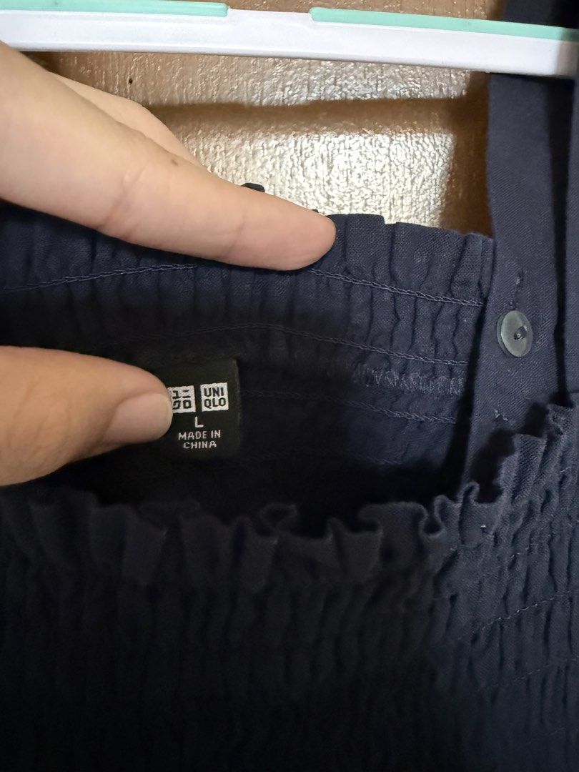 UNIQLO Smocked Tank Top (Category: Sleeveless) located in Manila. Submitted by dencluttering101 (Listing ID 1460591903, Image 2). Description: Uniqlo Smocked Tank Top in Navy Blue Like new Great for casual and summer trips.