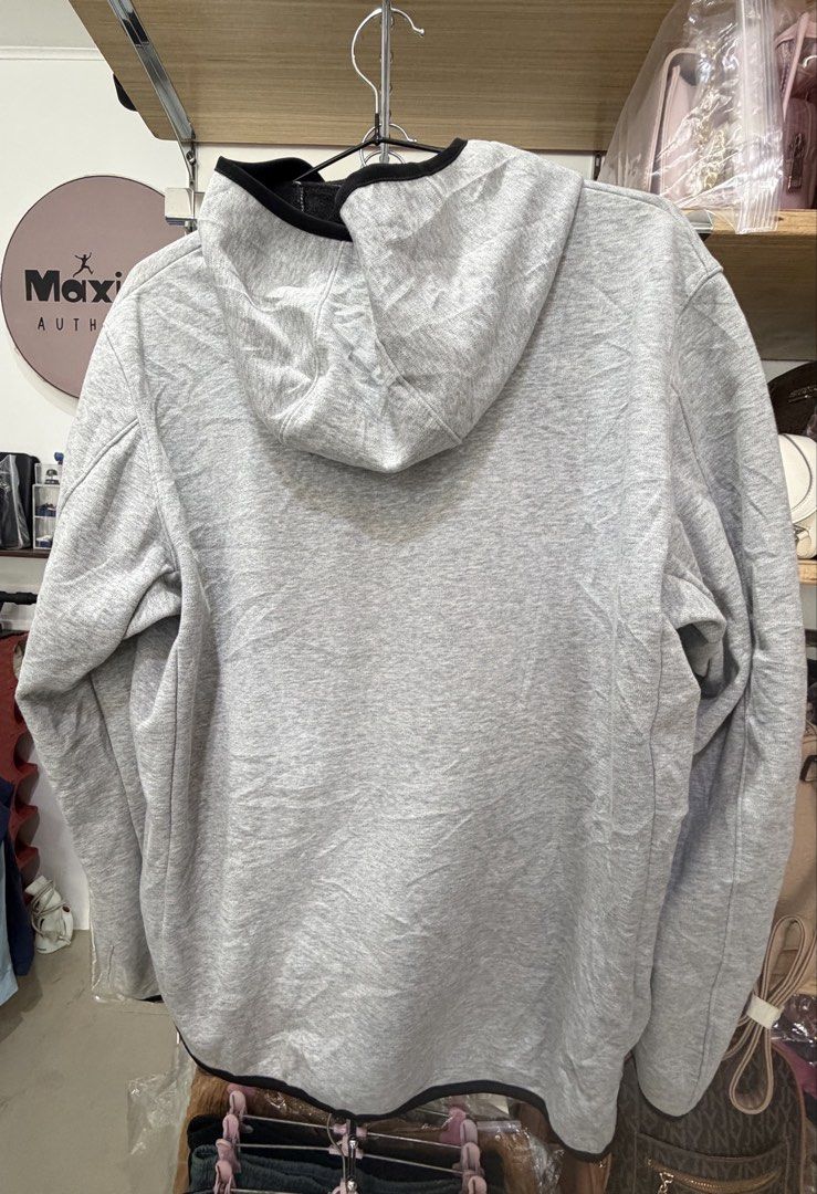 Uniqlo techfleece jacket (Category: Coats, Jackets and Outerwear) located in Pinamalayan. Submitted by danilotubero08 (Listing ID 1460601266, Image 2). Description: Uniqlo techfleece jacket size large on tag w22L28.