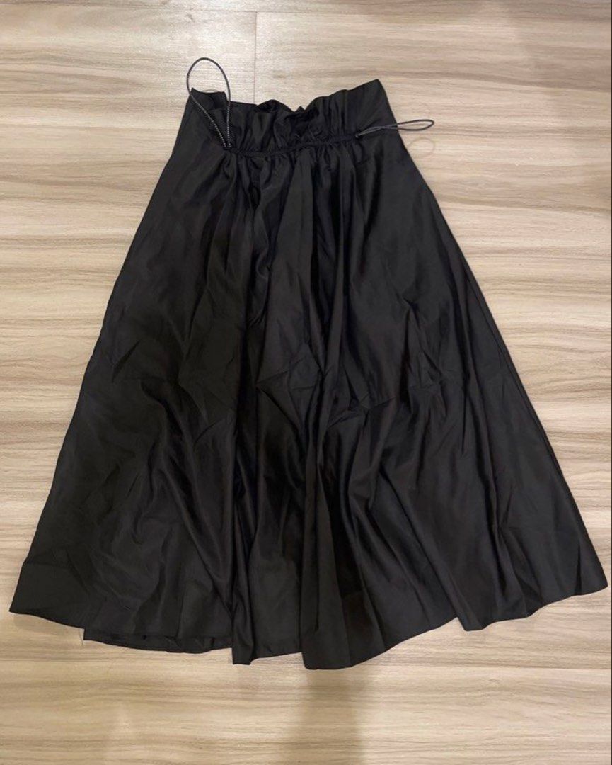 URBAN REVIVO Gorpcore Tactical Skirt with Drawstring (Category: Skirts) located in Quezon City. Submitted by kte15 (Listing ID 1460521437, Image 3). Description: URBAN REVIVO black midi skirt with elastic waist and drawstring. Small on tag but can fit up to Large because of the drawstring and garterized back. High quality and perfect for casual outfits. RFS: Impulse buy😅.