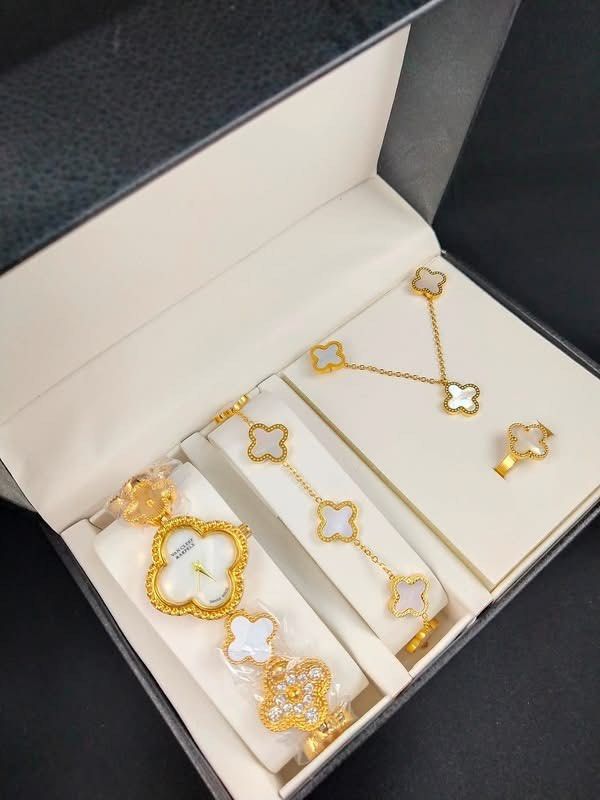 Van Cleef Set Watch (Category: Women's Watches) located in Manila. Submitted by brandnewbagsandwatchphils. (Listing ID 1460533026, Image 2). Description: Van Cleef Set Watch Necklace / Bracelet / Ring Onhand and ready to ship Mode of Payment Bpi or Gcash Courier Lalamove or J&T.