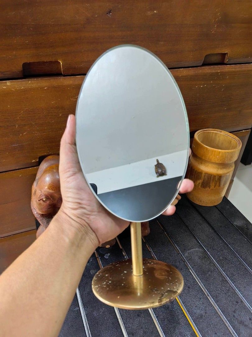 Vanity Mirror (Category: Mirrors) located in Cebu City. Submitted by dudes_villanueva (Listing ID 1460524110, Image 1). Description: Vanity Mirror Brand: Cl'e de Peau Beaut'e 📌 This is a Preloved. Good condition mirror with signs of age specialy sa Base. Pwede nyo e restore or polish. 📌 Good quality parin ang mirror. Mirror Size : L5.25xH8.10 in Height with Stand: 11.75 in.
