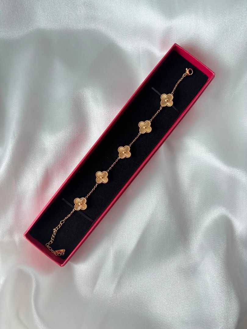 VCA Bracelet (Category: Body Jewelry) located in Pilar. Submitted by kimberlynicoledg (Listing ID 1460697329, Image 3). Description: With free long box Non tarnish and hypoallergenic Available in different colors (green,gold,black,red,white).