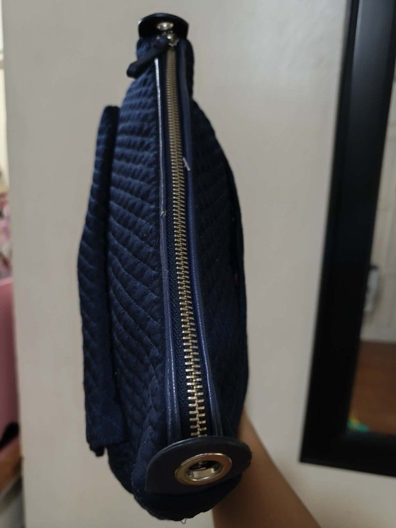 Vera Bradley (Category: Shoulder Bags) located in Quezon City. Submitted by daisyuy1979 (Listing ID 1460592795, Image 2). Description: Missing Sling ....