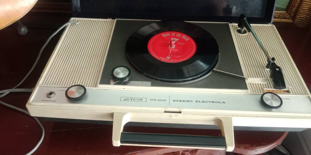 Victor SPE-8200 Stereo Electrola portable turntable (Category: Other Audio Equipment) located in Bulacan. Submitted by duncayow (Listing ID 1460638484, Image 1). Description: 3500 working kayo nalang mag linis.