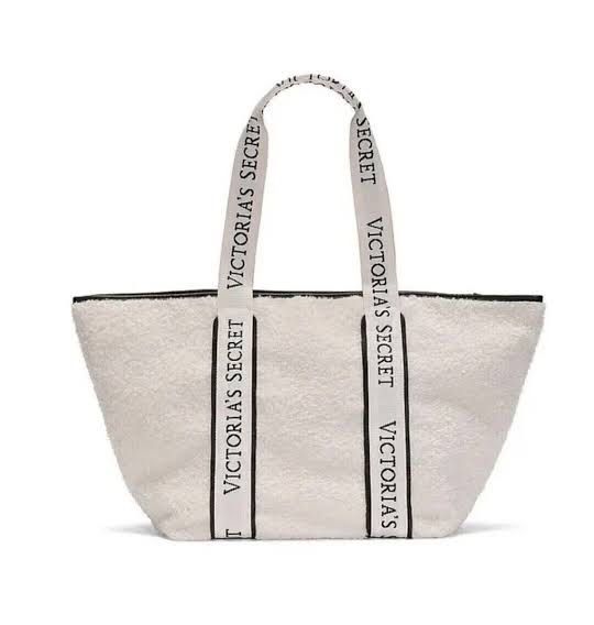 Victoria’s secret white tote bag (Category: Tote Bags) located in Bacoor. Submitted by rachewlanidem (Listing ID 1460689111, Image 3). Description: Victoria’s Secret Cozy Plush Tote featuring soft white fleece material and contrasting black branded straps..