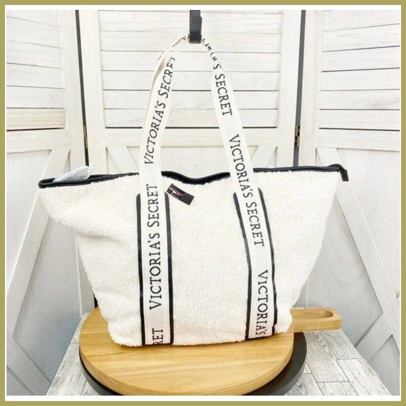 Victoria’s secret white tote bag (Category: Tote Bags) located in Bacoor. Submitted by rachewlanidem (Listing ID 1460689111, Image 1). Description: Victoria’s Secret Cozy Plush Tote featuring soft white fleece material and contrasting black branded straps..