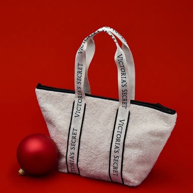 Victoria’s secret white tote bag (Category: Tote Bags) located in Bacoor. Submitted by rachewlanidem (Listing ID 1460689111, Image 2). Description: Victoria’s Secret Cozy Plush Tote featuring soft white fleece material and contrasting black branded straps..