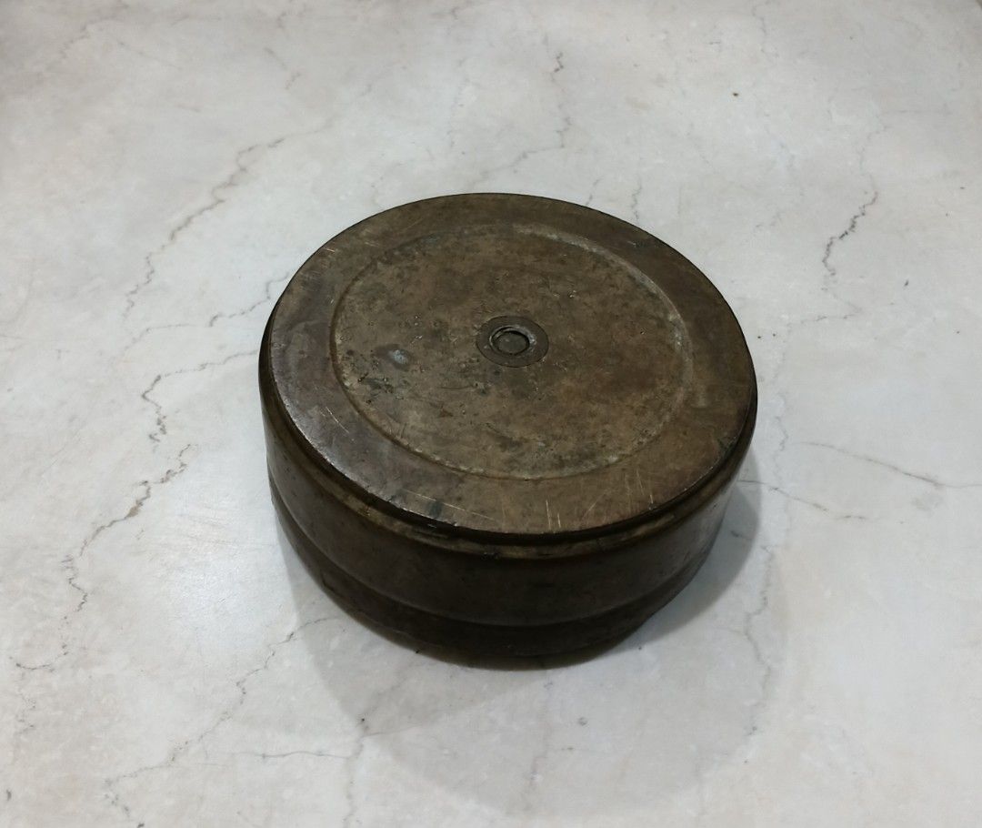 Vintage Heavy Solid Brass Tabletop Ashtray (1.3kg / 10.5cm) (Category: Vintage Collectibles) located in Bulacan. Submitted by honhonliz (Listing ID 1460613818, Image 3). Description: Material: Solid Brass / BronzeWeight: Heavyweight at 1.3 kg (1,300 grams) Dimensions: 10.5 cm diameter × 5 cm height Design: Round monolithic structure with a deep ash well and built-in cigarette/cigar rest slots. It features a raw, industrial aesthetic with clean gr