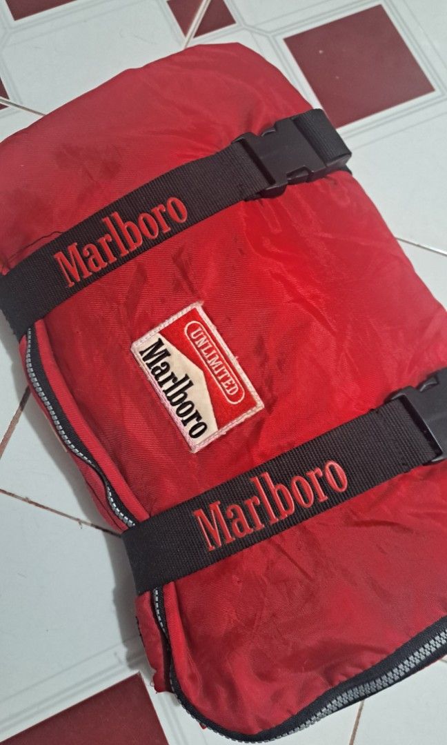 Vintage Marlboro sleeping bag (Category: Hiking & Camping) located in Baguio. Submitted by thriftfit17 (Listing ID 1460645683, Image 2). Description: vintage marlboro sleeping bag very good condition no issues php 1000 plus sf dm if interested 🤙.