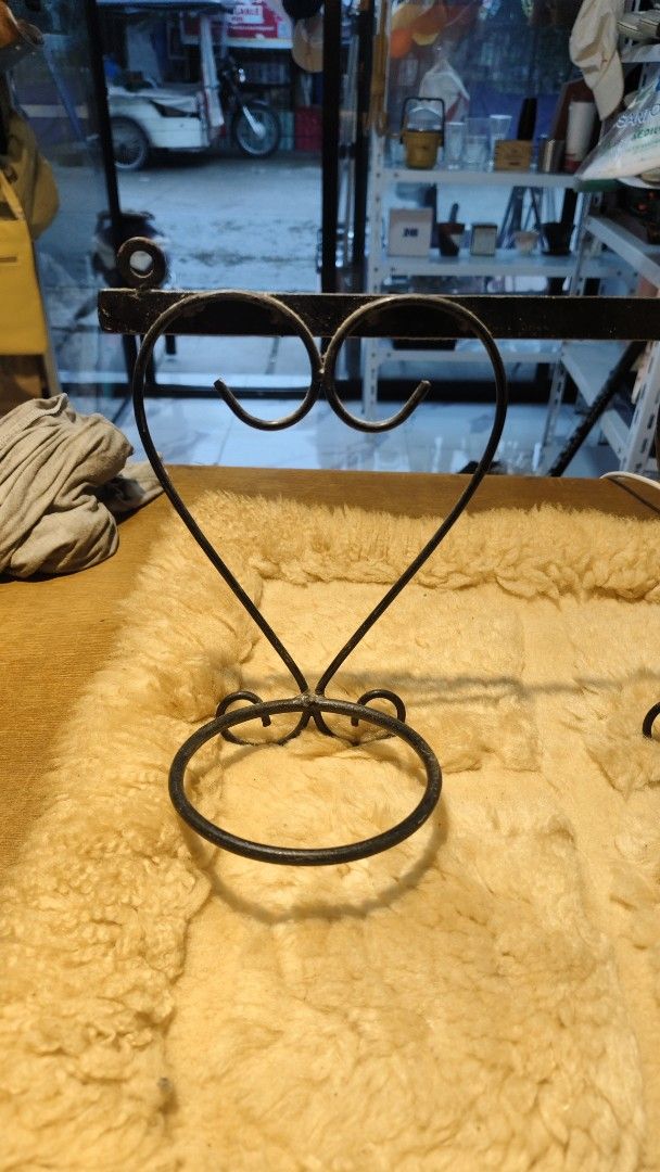 Vintage Metal Heart Display Stand (Category: Other Home Decor) located in Bulacan. Submitted by babz30261 (Listing ID 1460688314, Image 2). Description: - Cute metal heart display stand - Vintage metal finish - Perfect for photos or small jewelry - Adds a charming touch to shelves and tables - Approx. X inches tall.