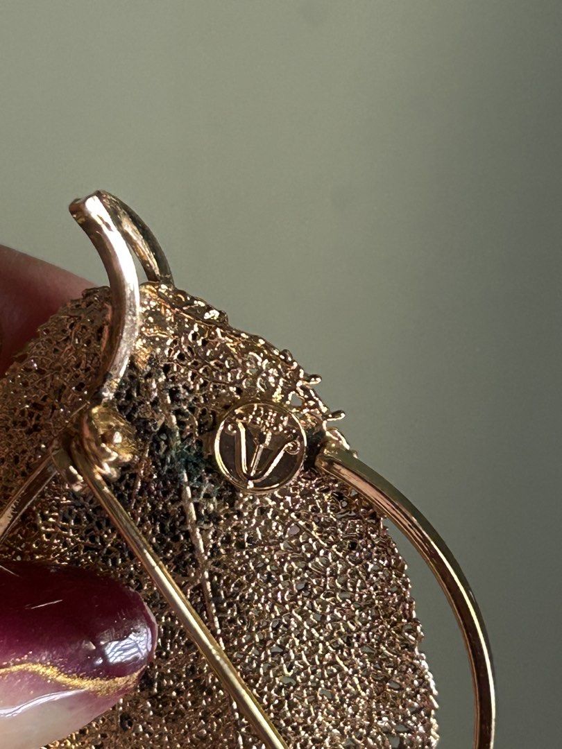 Vintage Monet Leaf Brooch Gold Tone (Category: Brooches) located in Cavite. Submitted by mamamia73 (Listing ID 1460705054, Image 2). Description: - Gold tone leaf brooch - Textured surface with delicate vine detail - Secure pin closure on the back - Signed with the Monet V logo - A classic and timeless addition to any jewelry collection.